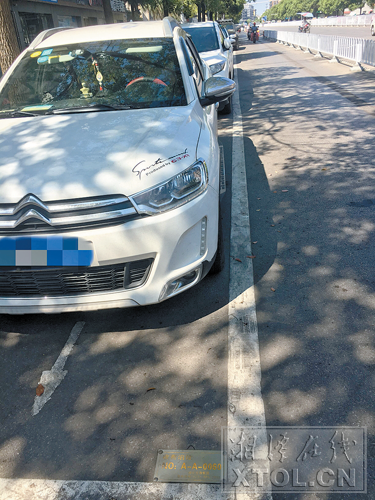 韶山东路路边停车位被订上了泊车收费铭牌。