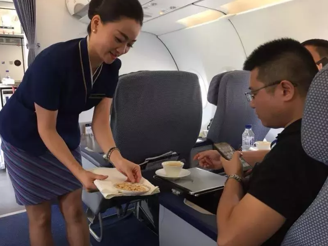 △空姐为试乘人员热情服务