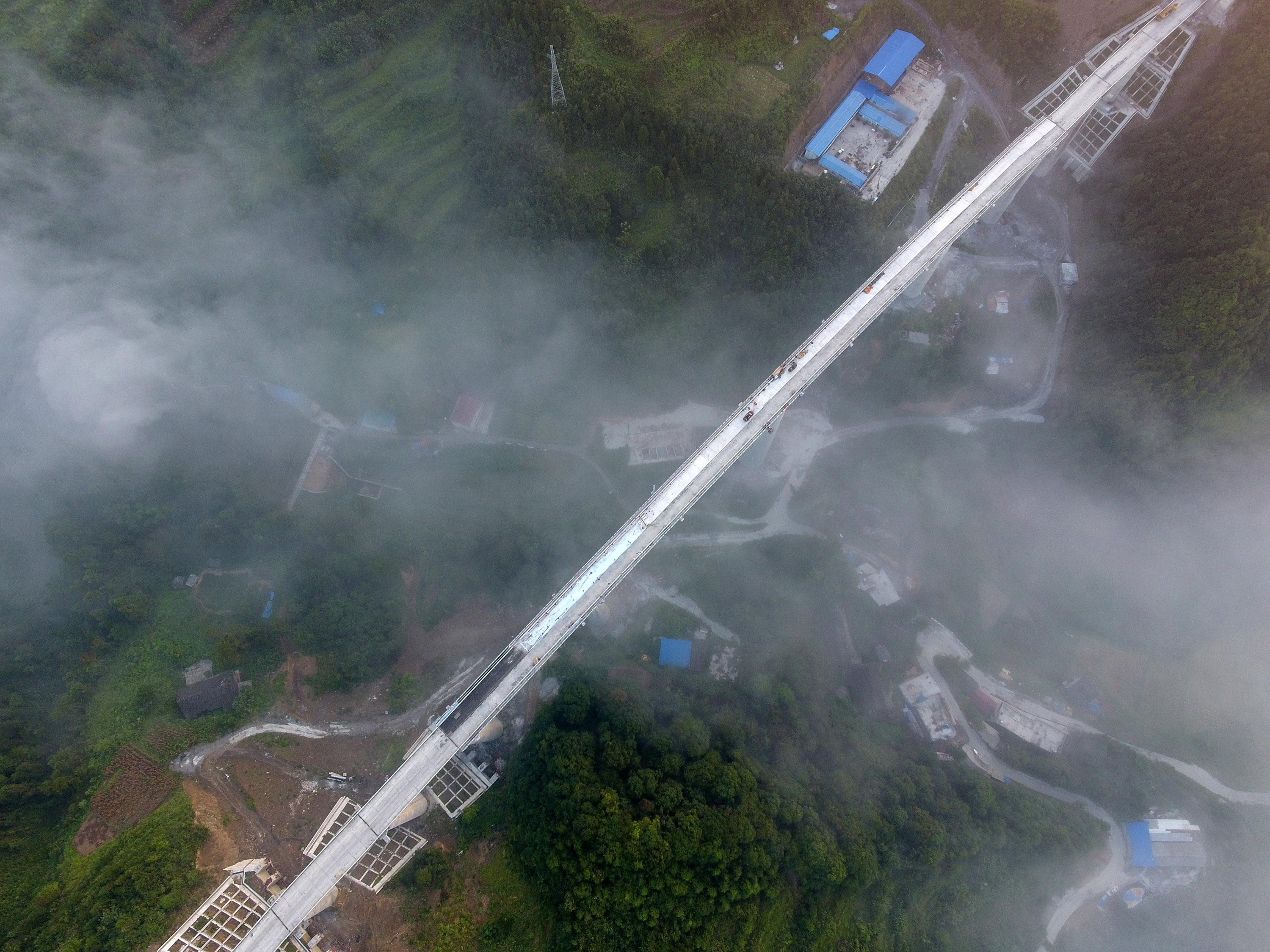 这是8月25日无人机拍摄的黔张常铁路湖南湘西龙山县红岩溪镇西湖冲特