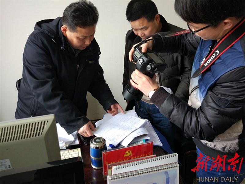 石门县纪委调查扶贫领域资金使用情况。 石门县纪委工作人员正在检查财