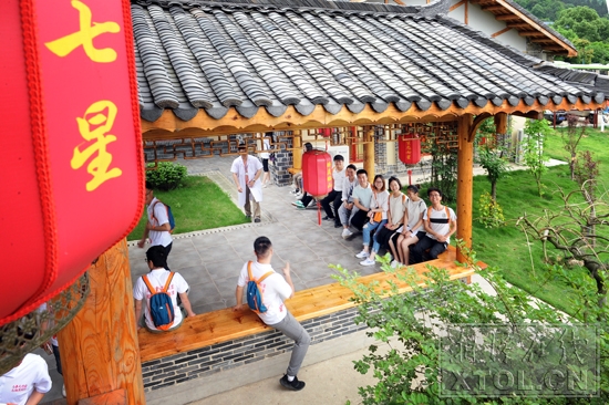 暑假期间，学生们在昭山示范区七星村乡村记忆馆参观。（记者 方阳 摄）