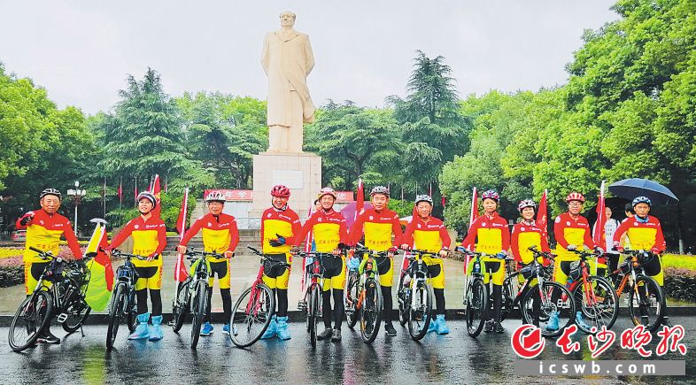 11位“素骑士”全程茹素，骑行万里依然精神抖擞。 长沙晚报实习生 叶子琪 摄