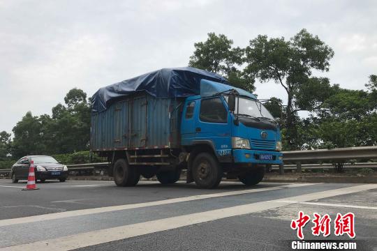 图为车辆行经治超非现场执法电子系统。 洪坚鹏 摄