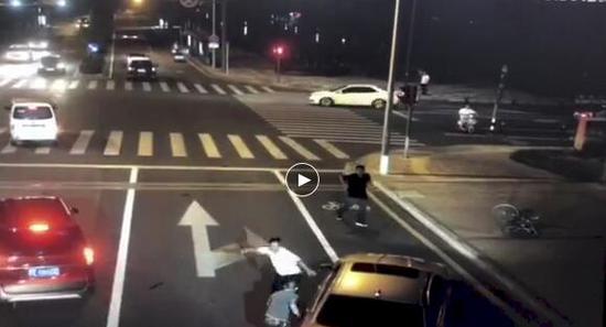 视频截图骑车人持刀反击砍人