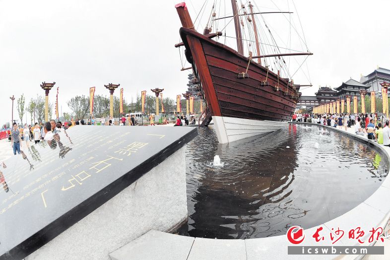 昨日，湖南首个投资超百亿元的文旅项目新华联铜官窑古镇正式开门迎客。长沙晚报记者 周柏平 摄