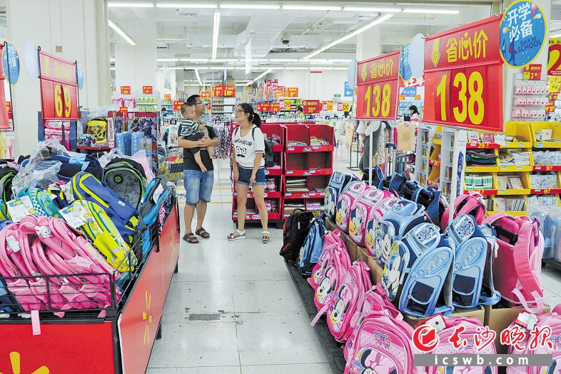 秋季开学季催火新一轮开学经济，凡是与学生相关的商品都迎来销售高峰。图为某超市内琳琅满目的文具用品。长沙晚报记者 小刘军 摄