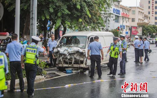 广西南宁一面包车失控已致1死多伤当地市民踊跃献血