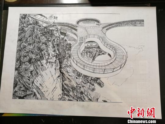 图为白潍正在创作的钢笔画《云阳龙岗玻璃廊桥》原图。 邹晓红 摄