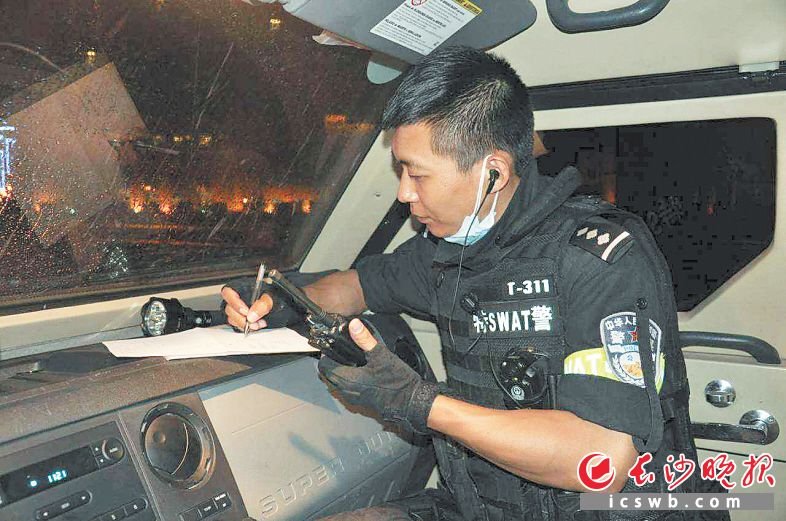 于勇在执行勤务时接到紧急任务，按照指挥部指令作现场部署。 受访者 供图