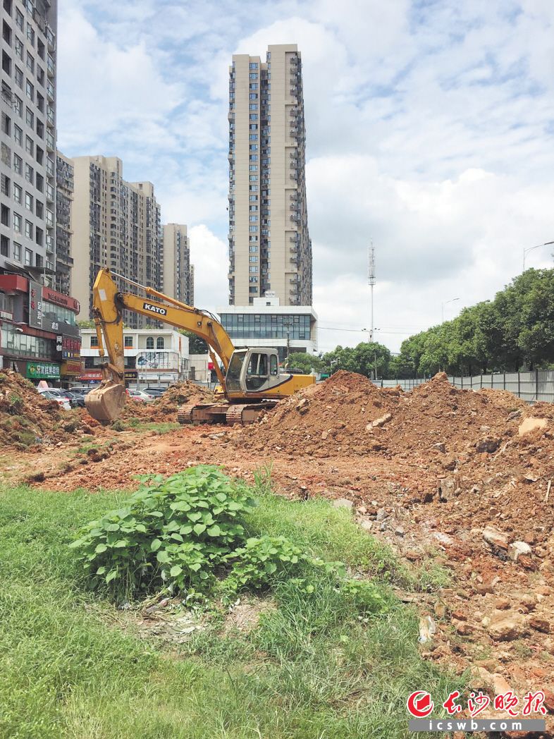 长沙河西未来城小区挖了绿地建停车场 业主表