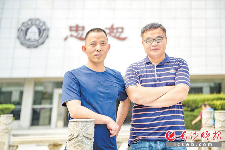 长沙市实验中学的两位博士老师，左为李显鸿，右为范子龙。长沙晚报记者 陈飞 摄