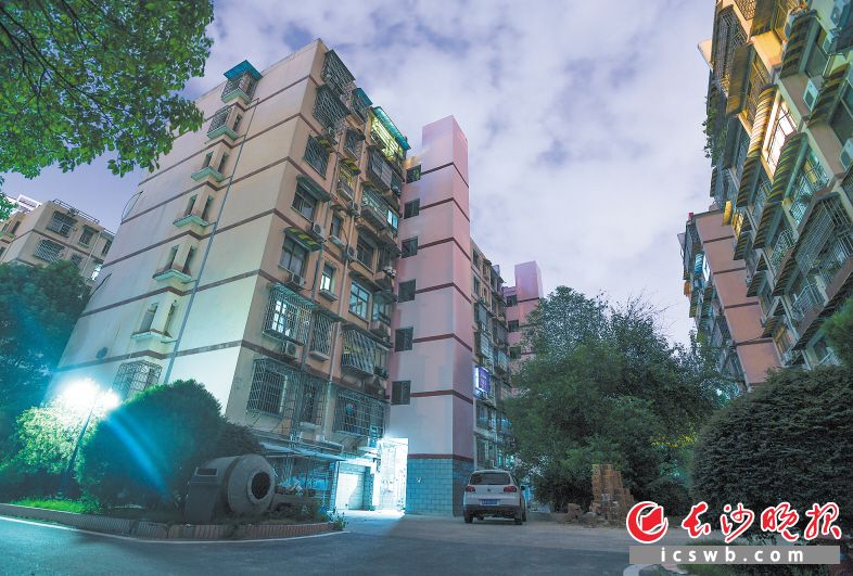 长沙晚报报业集团报业小区首批13个单元电梯安装工程完工并投用,让居民感受到了出行的便利。长沙晚报记者 邹麟 摄