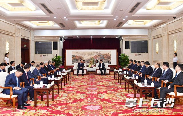 今日，省委常委、市委书记胡衡华会见了龟尾市市长张世龙、龟尾市议会议长金泰根率领的访问代表团一行。长沙晚报记者 周柏平 摄