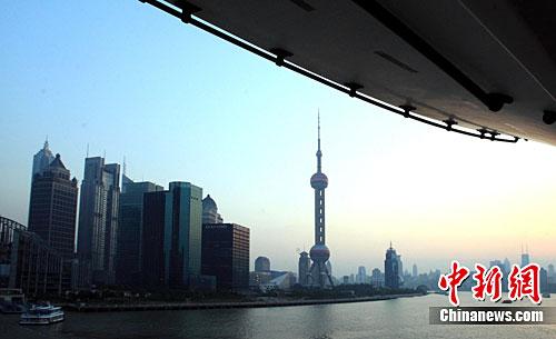 资料图：上海的江边建筑。<a target='_blank' href='http://www.chinanews.com/'>中新社</a>记者 潘索菲 摄