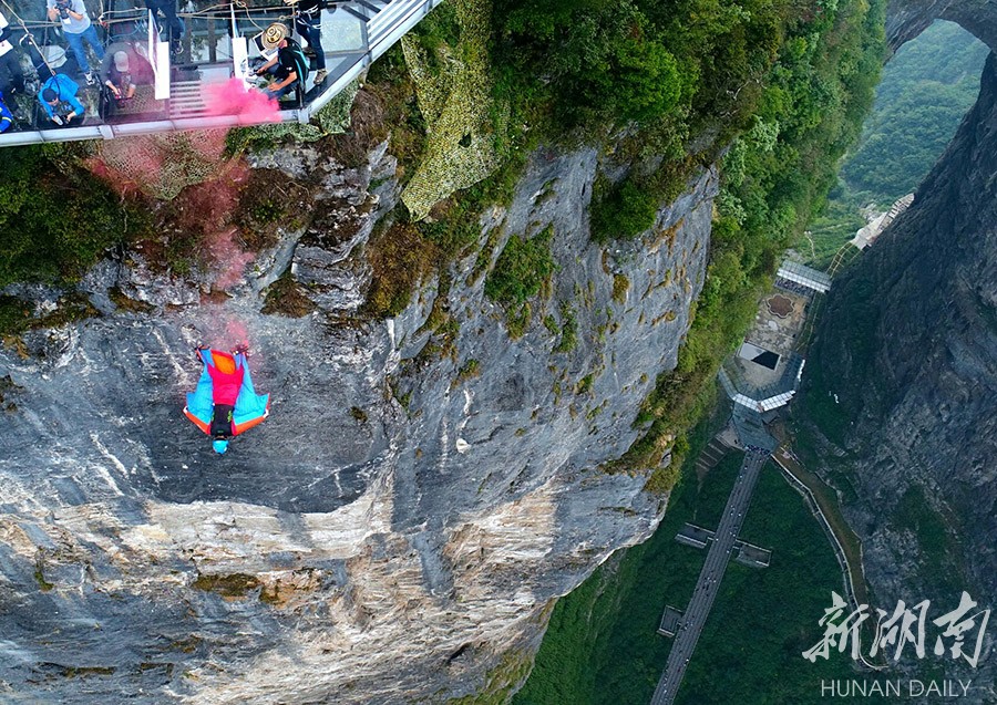 当天,第七届翼装飞行世锦赛在张家界天门山景区开幕,来自10个国家的15