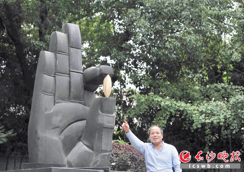 ↑雕塑《种子》如今安放在湖南杂交水稻中心院内。