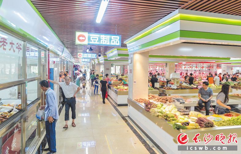 提质改造后的格林生鲜市场干净整洁，方便周边居民买菜。 长沙晚报记者 邹麟 摄