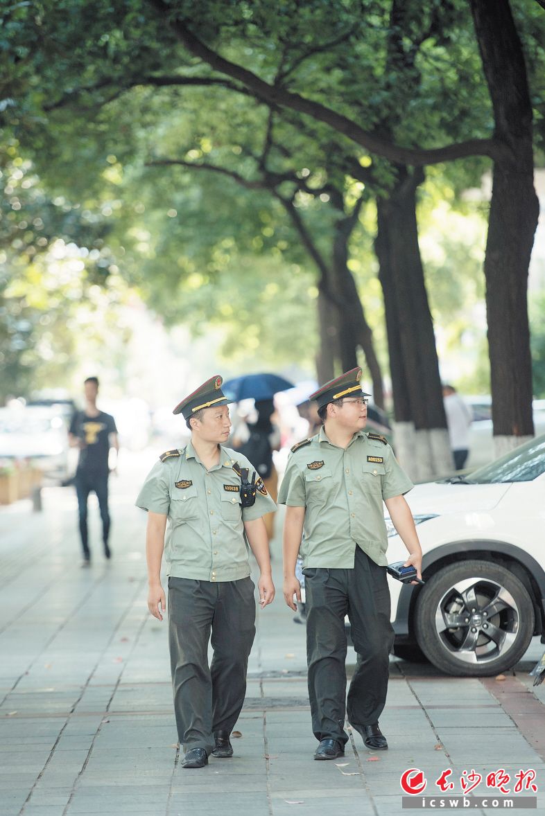 芙蓉区城管执法大队定王台中队执法人员进行街面巡查。