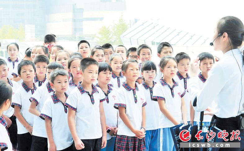 “青苗计划”作为长沙图书馆35个品牌活动之一，2018年暑假期间共计为7000名0至18岁未成年读者提供了阅读指导服务与暑期实践机会。长沙晚报记者 贺文兵 摄