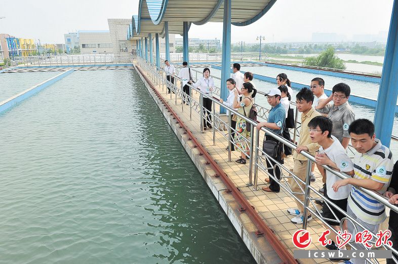 市民代表饶有兴趣地参观水厂，了解制水的工艺流程。