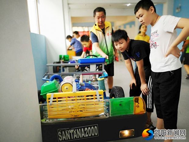 志愿者跟学生讲述汽车原理