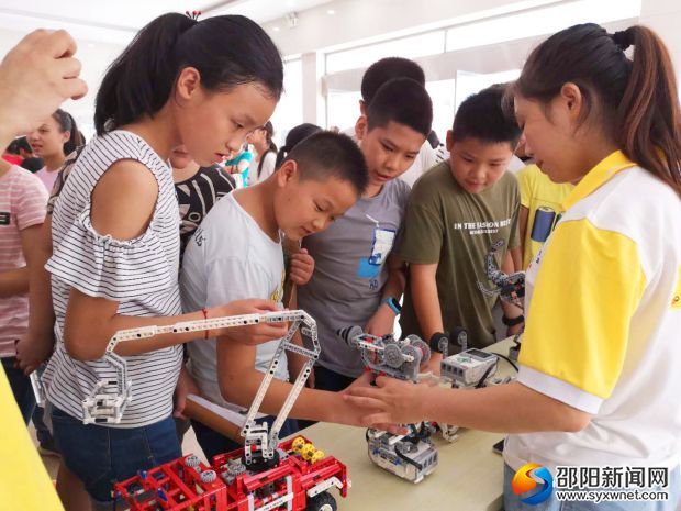 学生对面前的机器人爱不释手