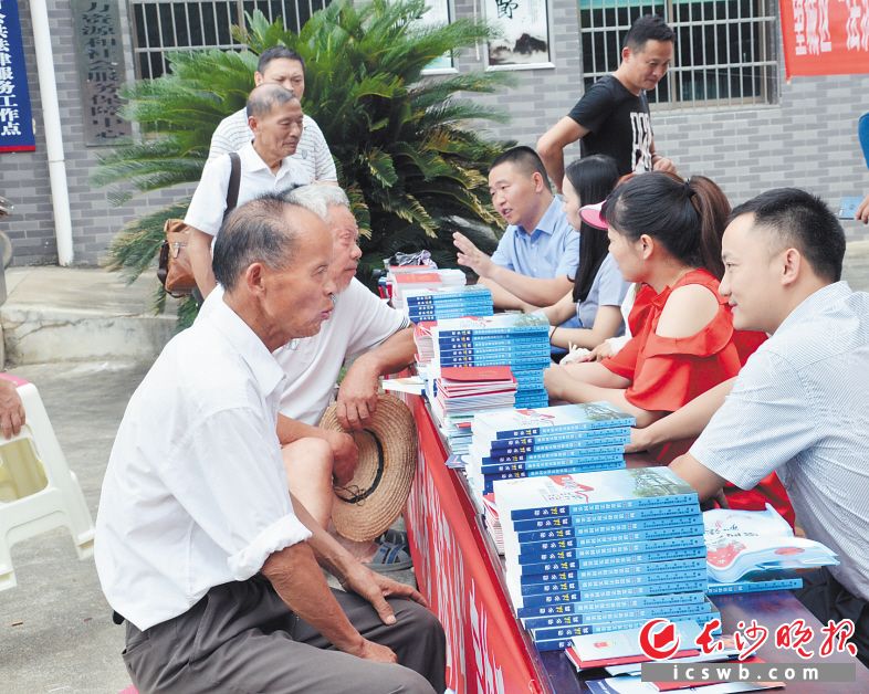 望城区司法局组织法律顾问在洪开桥村开展“送法下乡”活动。