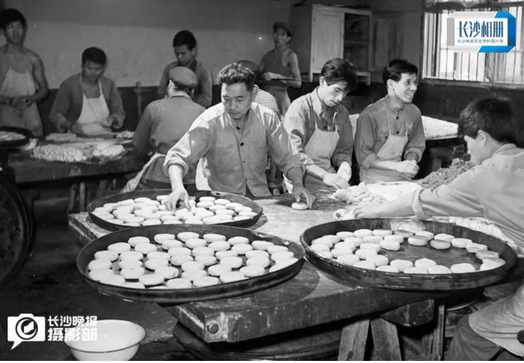 1979年9月15日，星沙食品店的厂房里，师傅们正在制作月饼。