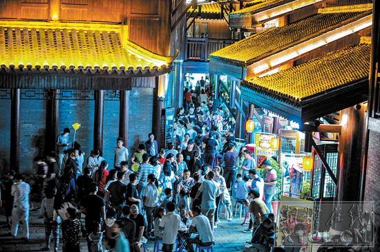 中秋期间，窑湾历史文化街夜色迷人，吸引了许多市民观光游玩。 （本报记者 欧阳天 摄）