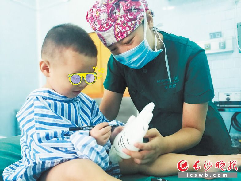 市一医院手术室护士王丹与患儿童童（化名）一起画怪兽。长沙晚报通讯员 石玉 摄