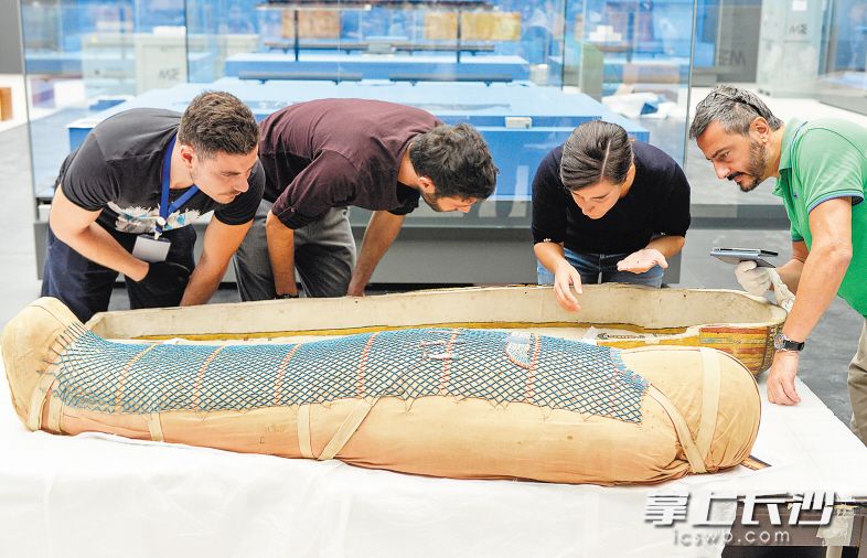 昨日上午，在新湘博一楼古埃及文物特展布展现场，工作人员正在对一具木乃伊进行布展。均为长沙晚报记者 邹麟 摄