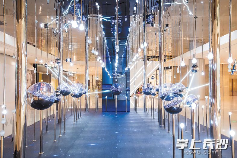 ↓长沙国金中心的“璀璨星空”欧米茄星座系列腕表展科技范十足。商场供图 