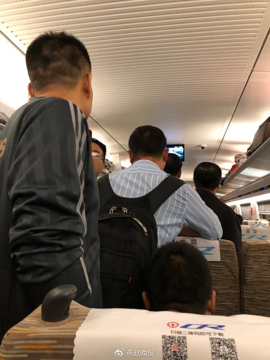 高铁一半车厢被取消 工作人员回应:旅客站着没问题