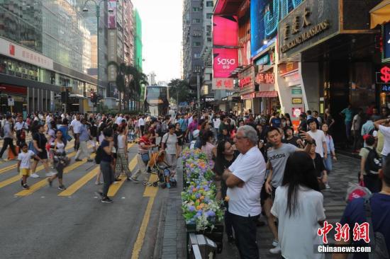 资料图：10月5日，香港的旅游购物胜地尖沙咀游客爆满。<a target='_blank' href='http://www.chinanews.com/'>中新社</a>记者 谢光磊 摄