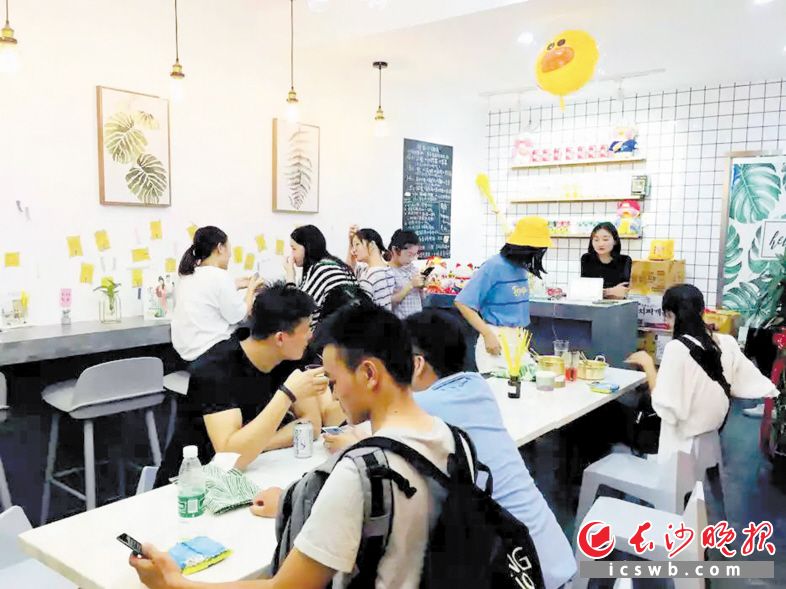 方便面餐厅注重氛围营造,融入社交功能,吸引年轻消费者。 唐文供图