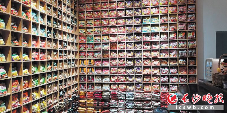 泡面颜值和惊喜搭配,切中了新世代消费者对于美食口味之外的精神满足感的追求。 阵雨供图