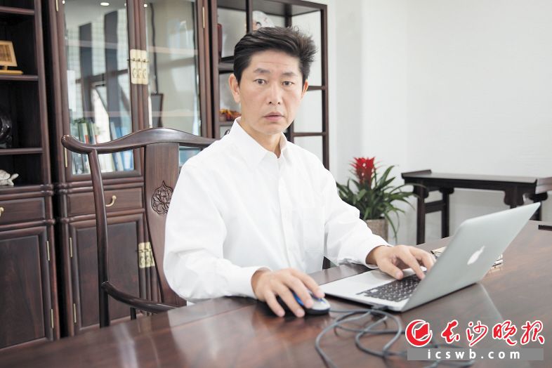 方鸿在位于望城经开区的办公楼工作。长沙晚报记者 朱华 摄