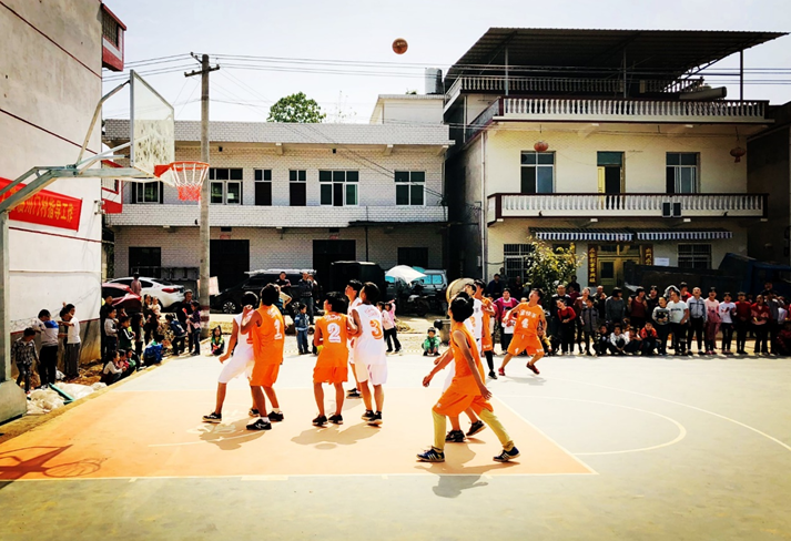 为湖南邵阳乡村捐建篮球场 快手的500个家乡