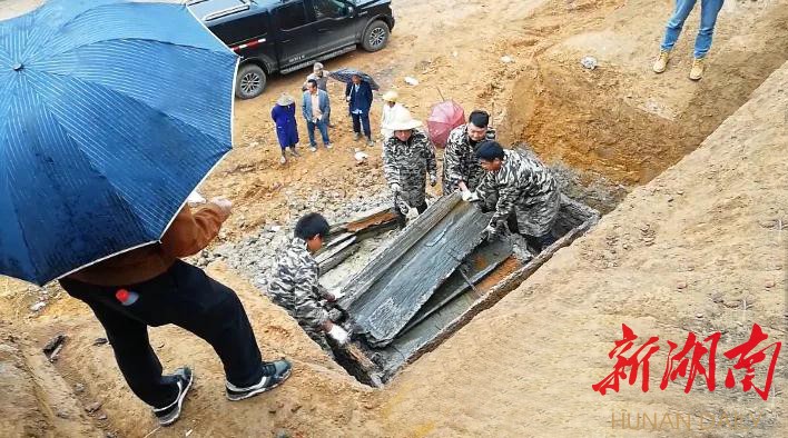 挖掘机师傅一铲子在桃源挖出古墓考古人员现场开棺