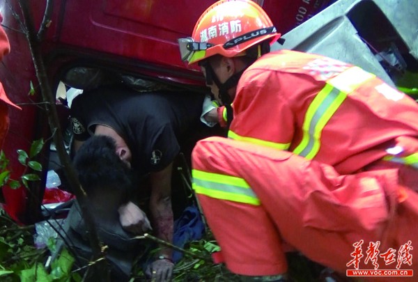 郴州永兴县两货车追尾司机被困 消防队员破拆