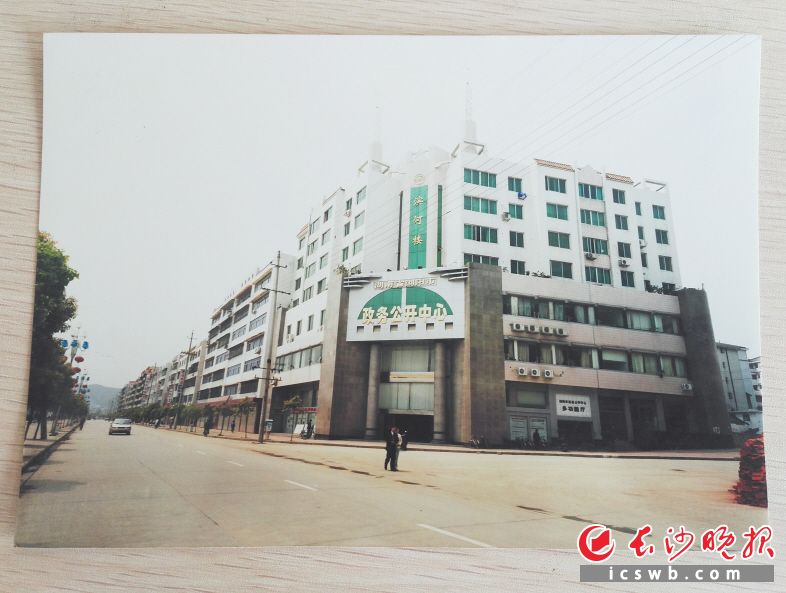1995年3月列入全省办事公开制度试点市（县）后，浏阳市设立了政务公开中心。长沙晚报通讯员 孔石明 供图