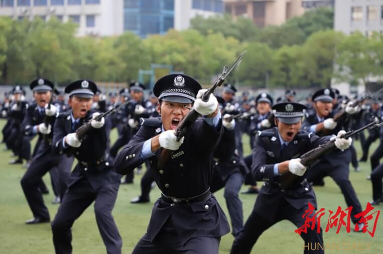 典礼由湖南警察学院党委副书记刘劲青主持.