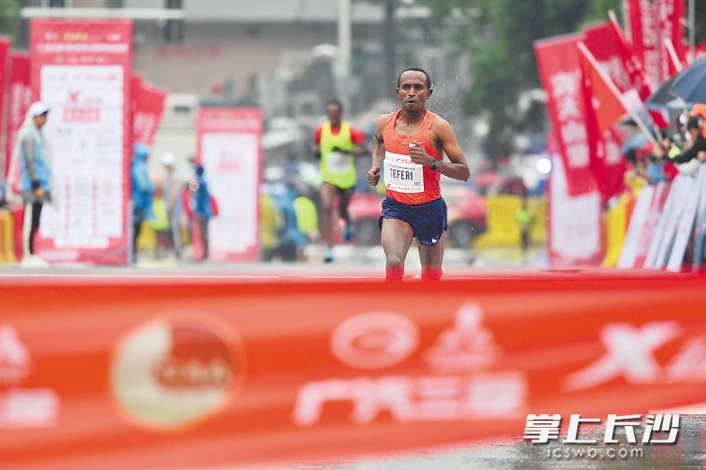 全马男子第一名选手是来自埃塞俄比亚的Teferi。