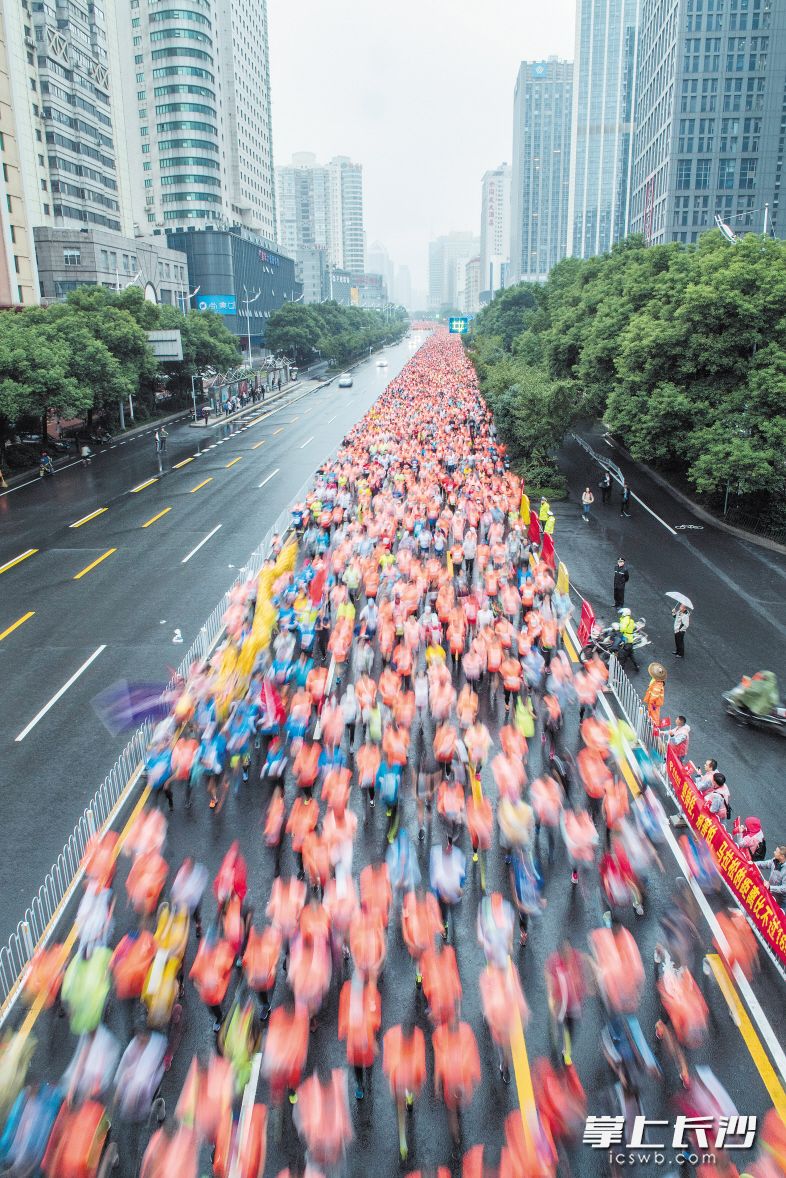 参赛选手们奔跑在芙蓉路上，缤纷的色彩让这个城市充满动感。