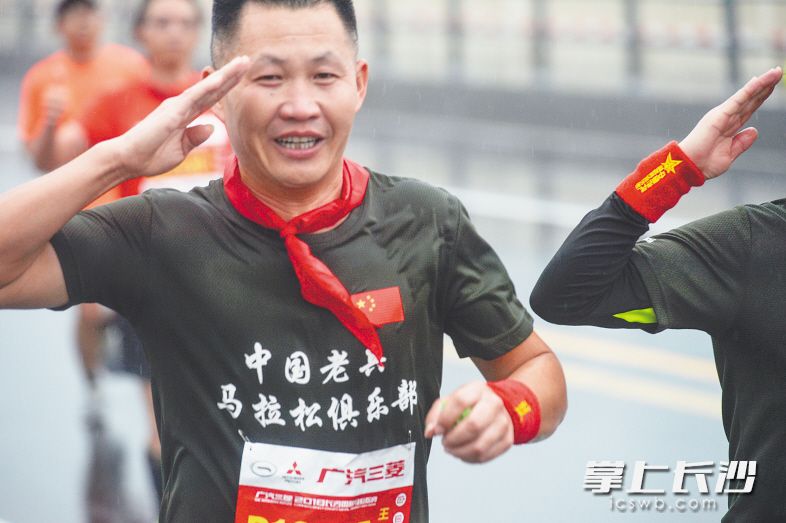 两位中国老兵看到记者的镜头做出了军人敬礼的姿势。