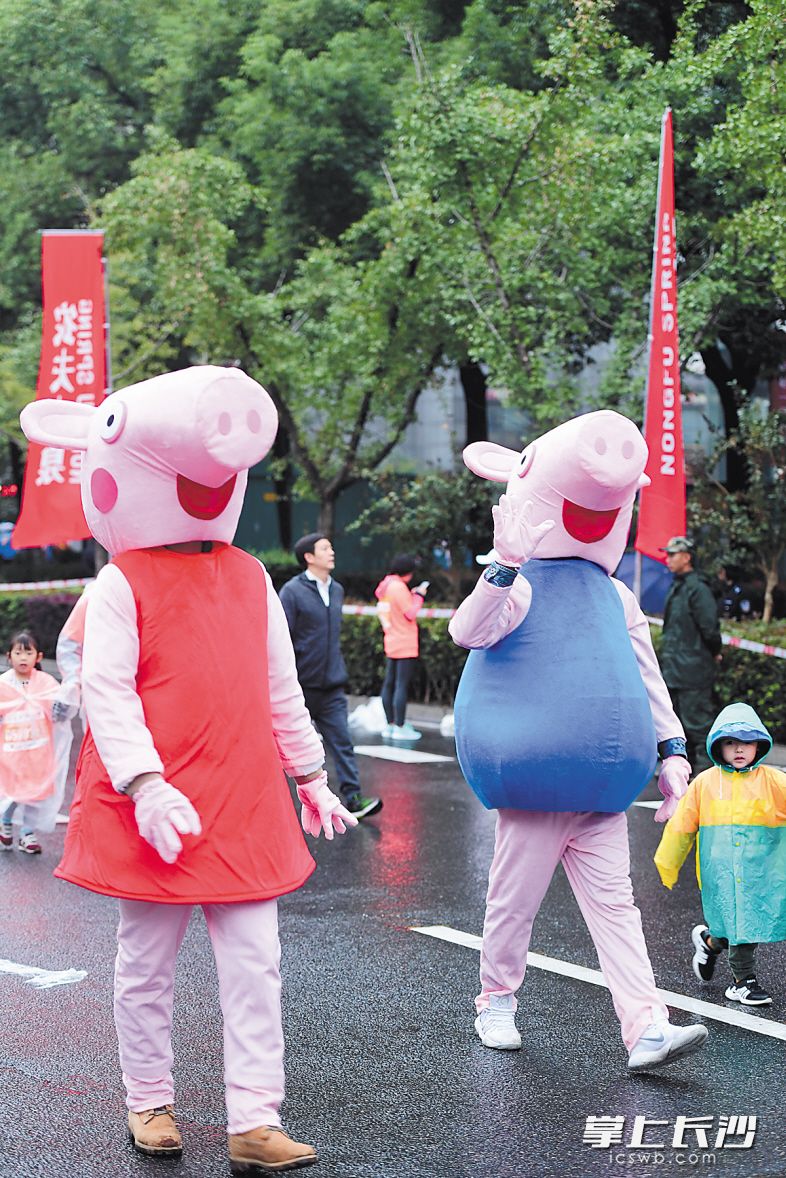 小猪佩奇也闯入了大家的视线。