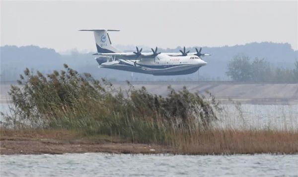 10月20日，“鲲龙”AG600在水面上低空飞行。