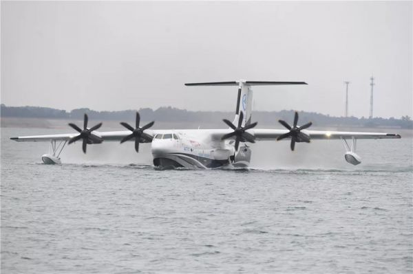 10月20日，“鲲龙”AG600在水上滑行。