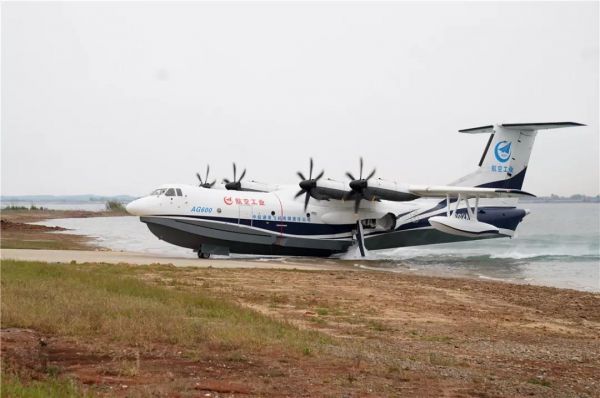 10月20日，“鲲龙”AG600在水面降落后驶向陆地。