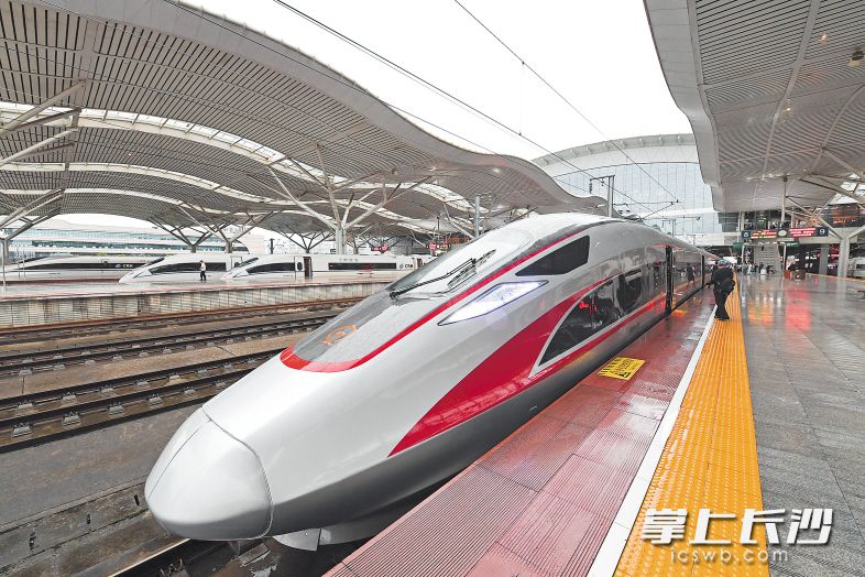 今年9月23日，广深港高铁香港段正式开通运营。当日7时45分，一趟G6113次列车从长沙火车南站驶出，这是长沙直达香港的首趟高铁列车，3个多小时便直达香港西九龙站。 长沙晚报记者 王志伟 摄